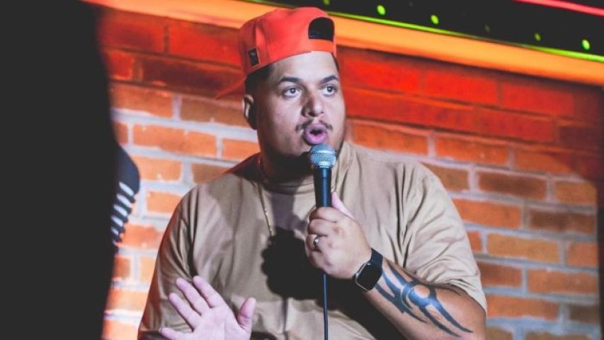 Humorista Rheiddy Ebrahim estreia nesta sexta-feira (28) no Rilário Comedy
