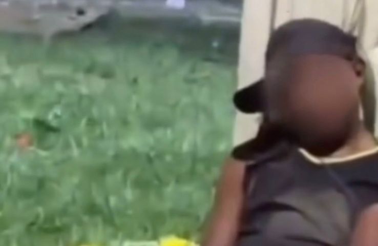(Vídeo) Homem come e bebe oferendas e acaba dormindo no local durante festival em Outeiro