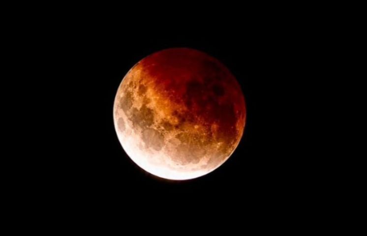 Eclipse lunar encanta moradores da Amurel durante a madrugada