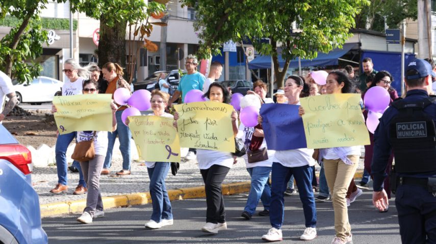 Tubarão para e diz basta à violência contra a mulher