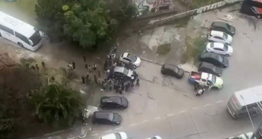 Alunos se unem e carregam carro para liberar ônibus da Unesp em São Paulo; VÍDEO
