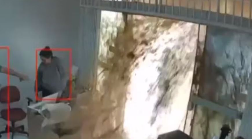 (Vídeo) 'Onda' de água e lama invade loja e assusta funcionários após adutora romper em SC