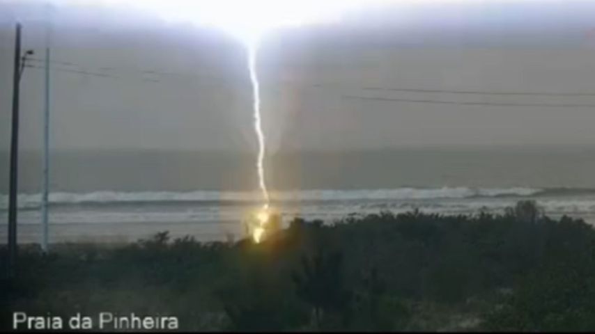 (Vídeo) Raio atinge mulher na faixa de areia durante tempestade em praia de SC