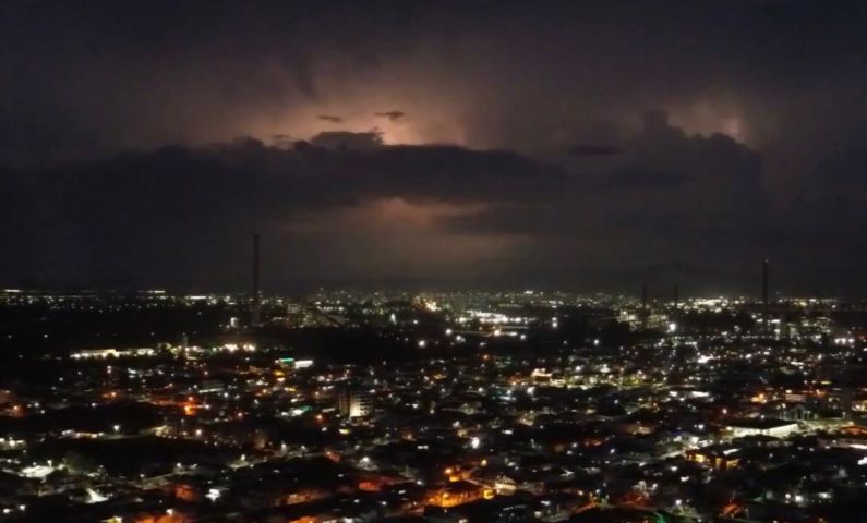 Madrugada deste sábado (29) é marcada por raios e trovões em Tubarão; VÍDEO