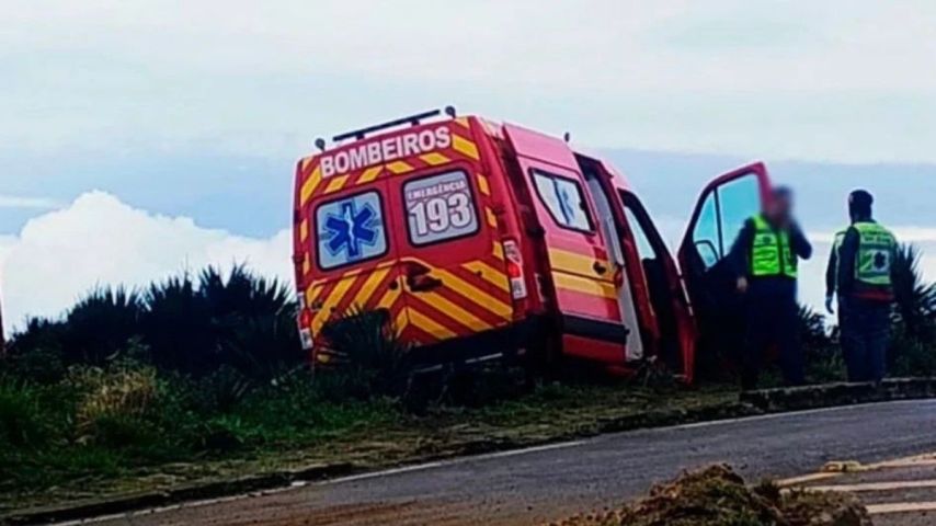 Ambulância dos Bombeiros sai da pista durante atendimento a idoso em Laguna