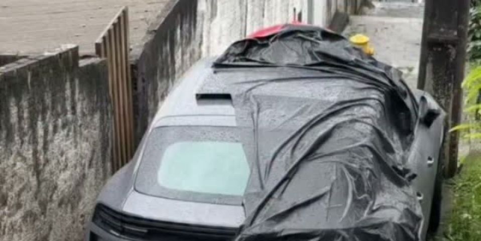 Motorista some após deixar Porsche de R$ 662 mil preso em escadaria no Centro de Florianópolis; VÍDEO