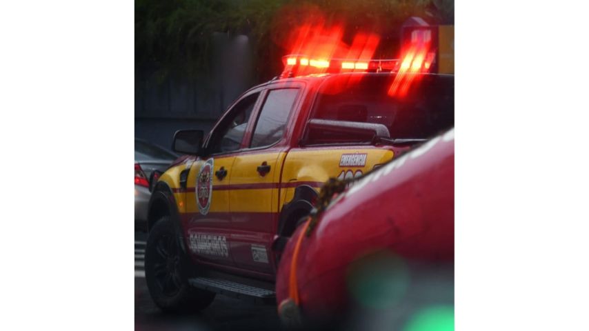Acidente deixa vítima desorientada no interior de um veículo, em Tubarão