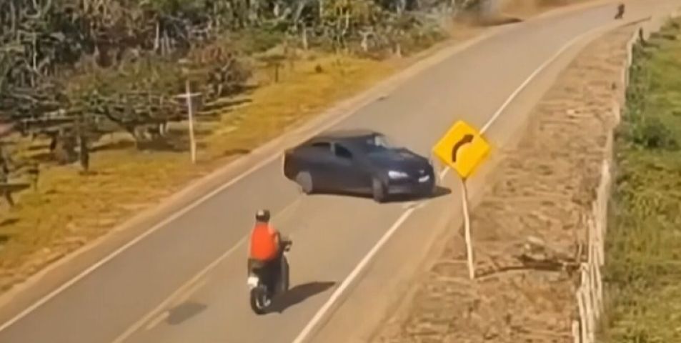 VÍDEO: Motociclista morre após colidir violentamente com um carro na Bahia