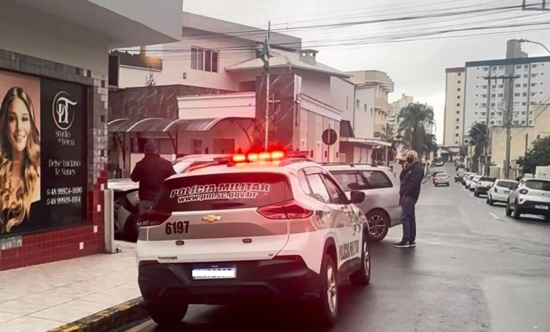 (Vídeo) Nesta terça, 1: dois veículos colidem em esquina conhecida por acidentes em Tubarão