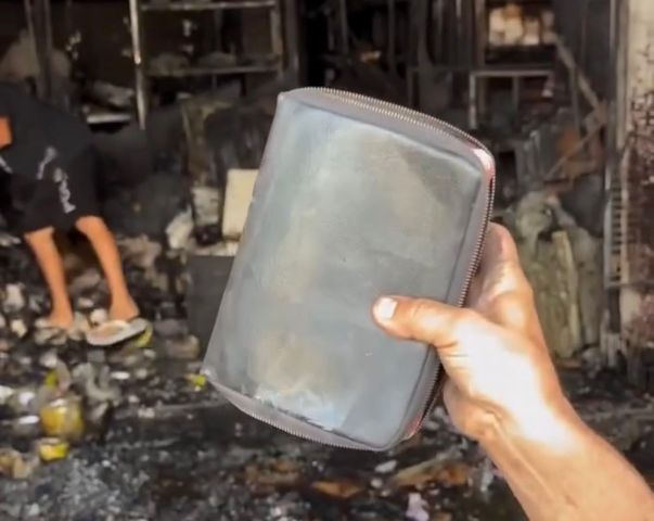 Bíblia fica intacta após incêndio destruir loja de embalagens em Goiânia; VÍDEO