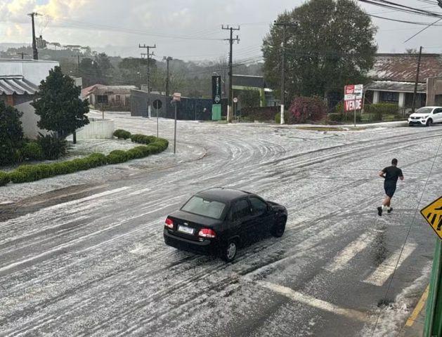 VÍDEO: Temporal de granizo pinta de branco as ruas da cidade de Mafra, em Santa Catarina