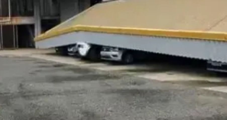 (Vídeo) Vento derruba cobertura sobre veículos em estacionamento de empresa em Braço do Norte