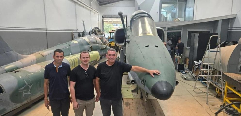 Pedras Grandes ganha caça AMX como nova atração permanente do Parque Casa dos Arcos