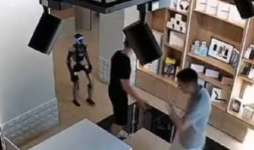 Robô humanoide tenta chutar cliente após ser empurrado em loja na Rússia; VÍDEO