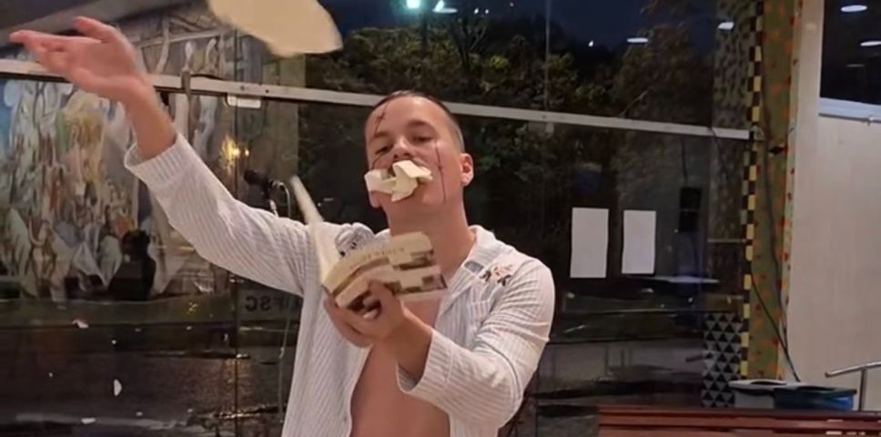 Artista 'come' livro de Marx durante Feira do Livro da UFSC; VÍDEO