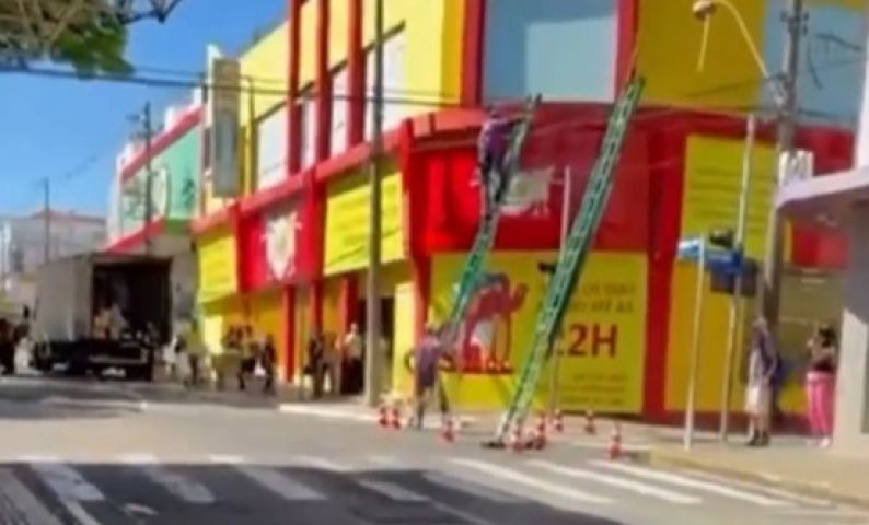 VÍDEO: Trabalhador chuta escada e salva colega de sofrer uma descarga elétrica