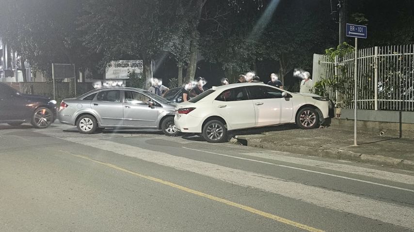 (Vídeo) Dois veículos se envolvem em acidente na Avenida Expedicionário José Pedro Coelho, em Tubarão