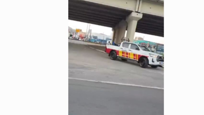 (Vídeo) CCR ViaCosteira retira bandeiras políticas de viaduto em Tubarão após atrapalharem visibilidade