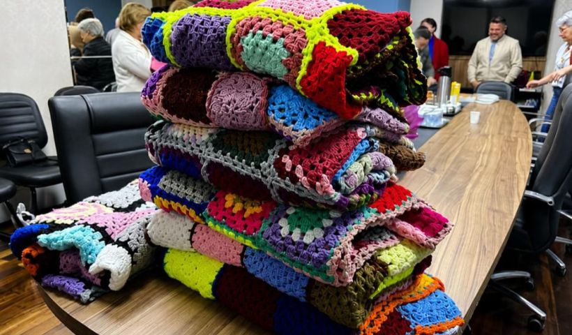 Crocheteiras voluntárias produzem mantas para idosos acamados em SC