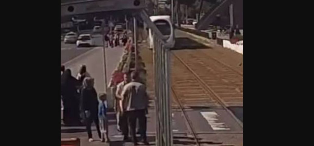 (Vídeo) Homem agarra garotinha pelo braço e a salva de ser atropelada por VLT