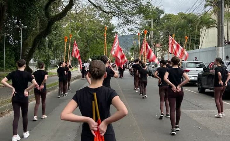 (Vídeo) Alunos do Colégio Dehon dão show em desfile cívico de 7 de Setembro em Tubarão