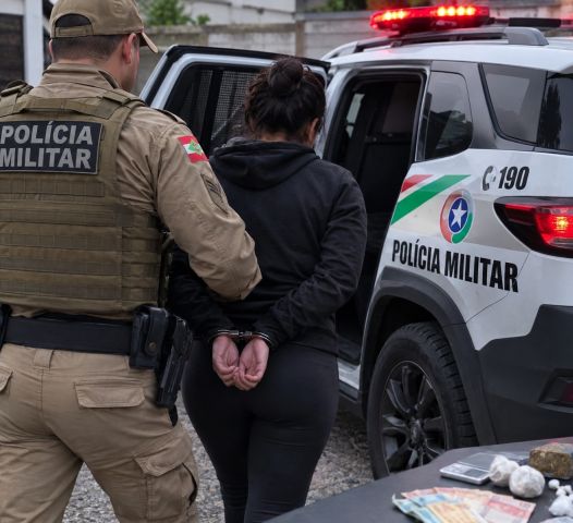 Operações da PM apreendem drogas e prendem suspeitos em Tubarão e Braço do Norte