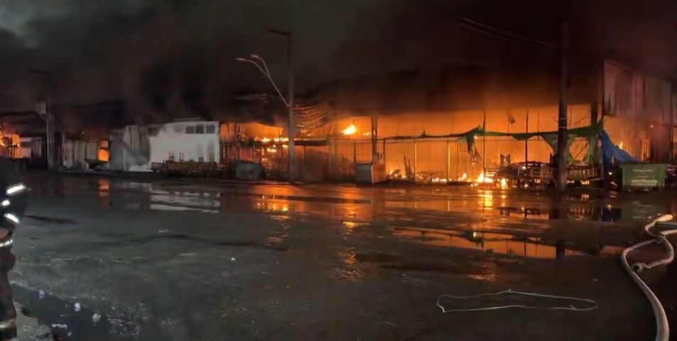 VÍDEO: Incêndio atinge boxes da Ceagesp, em São Paulo