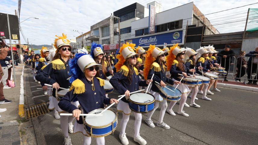 Desfile cívico reúne milhares de tubaronenses na Avenida Marcolino Martins Cabral