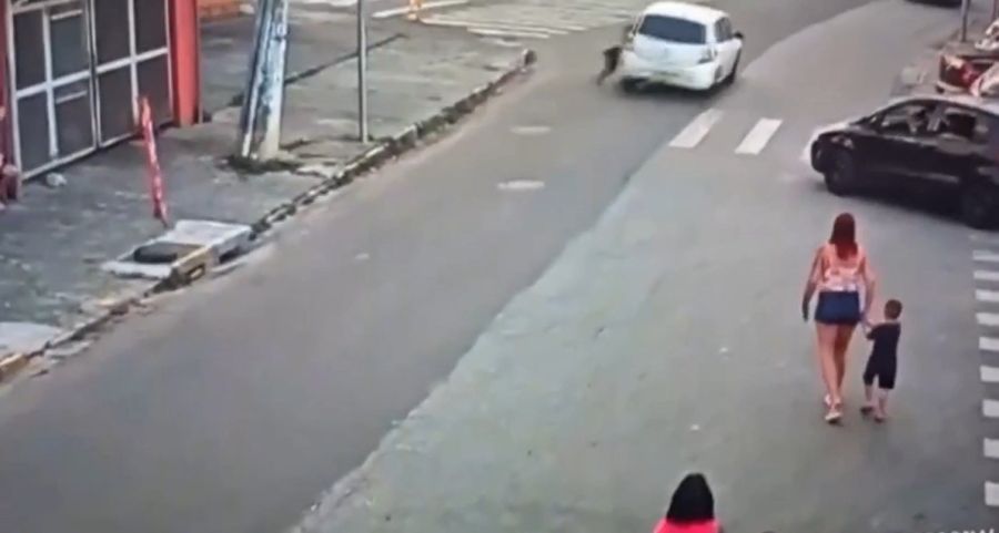 VÍDEO: Passageira é arrastada por carro de aplicativo após tentar recuperar nota de R$100,00