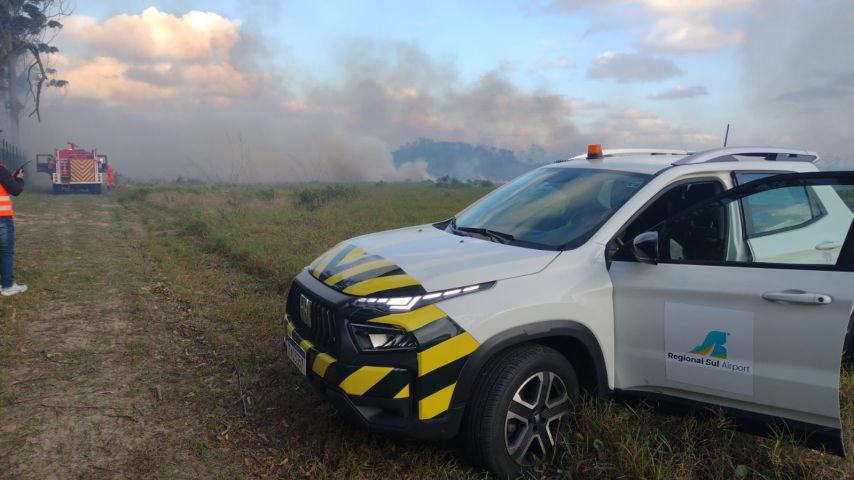 Ação conjunta controla incêndio em área próxima ao Aeroporto de Jaguaruna