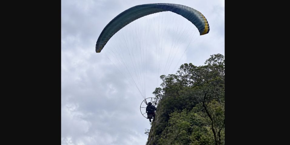 (Vídeo) Piloto de paramotor fica preso em árvore durante voo na Serra do Corvo Branco