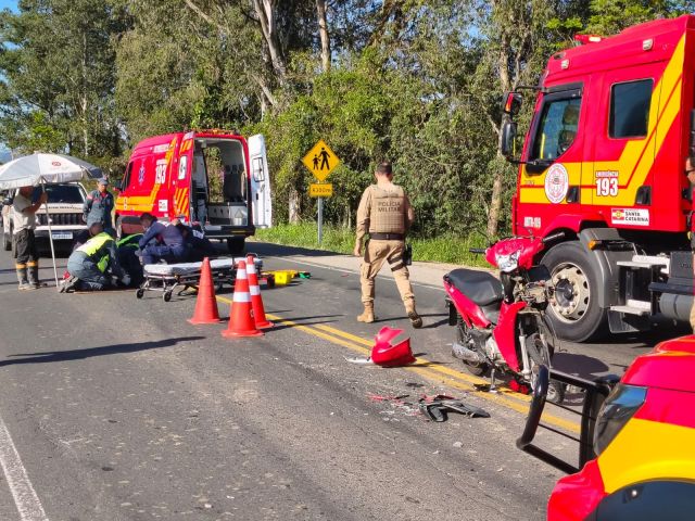 Motociclista fica ferido após colisão com veículo na SC-370, em Tubarão