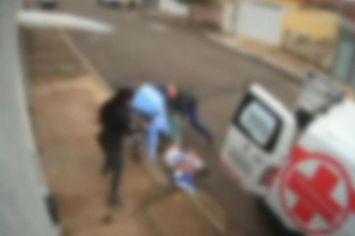 Paciente cai de maca enquanto era levado para ambulância em MG