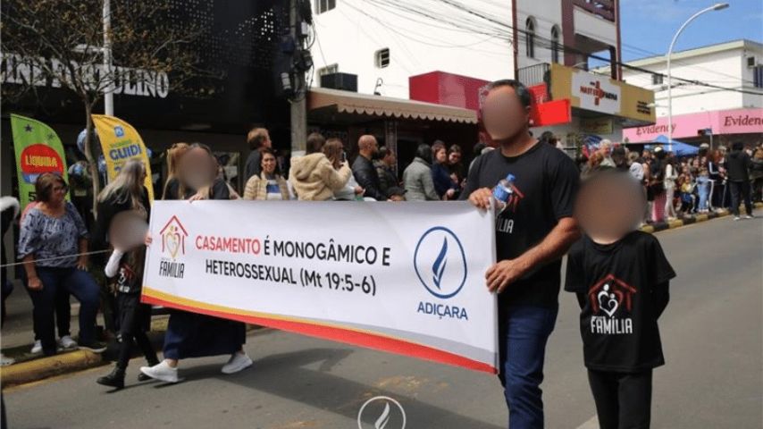 Igreja de Içara exibe cartazes contra casamento gay em desfile de 7 de Setembro e caso vai parar no Ministério Público