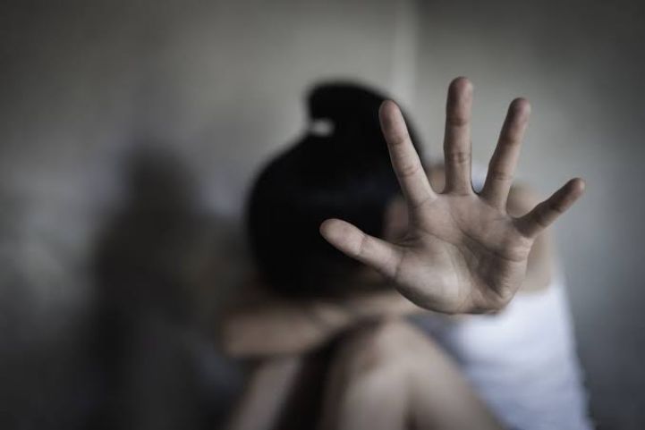 Jovem de 22 anos é vítima de estupro coletivo após ser colocada à força em carro em Criciúma