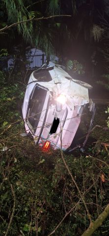 Motorista fica ferido após saída de pista e capotamento na SC-370