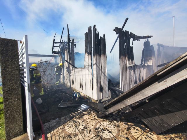 Incêndio destrói residência de madeira e atinge imóvel vizinho em Laguna