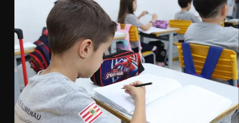 Analfabetismo cai em SC para 1,5% e governo amplia programa para levar adultos de volta à escola