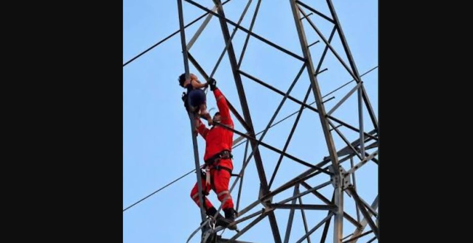 (Vídeo) Menino de 5 anos sobe sozinho em torre metálica e precisa ser resgatado por bombeiros