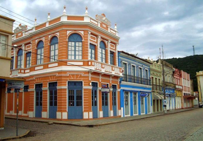 Suspeito entra em loja, furta perfume de R$ 200 e foge de bicicleta em Laguna