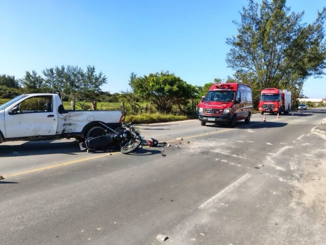 Acidente entre motocicleta e carro deixa jovem ferido em Jaguaruna