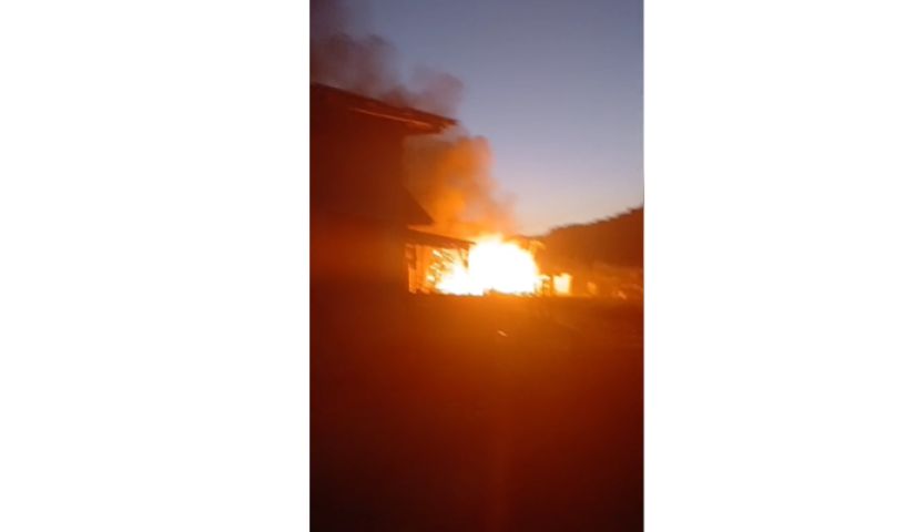(Vídeo) Incêndio destrói residência, mas ação dos bombeiros impede que chamas atinjam galpão em Imbituba