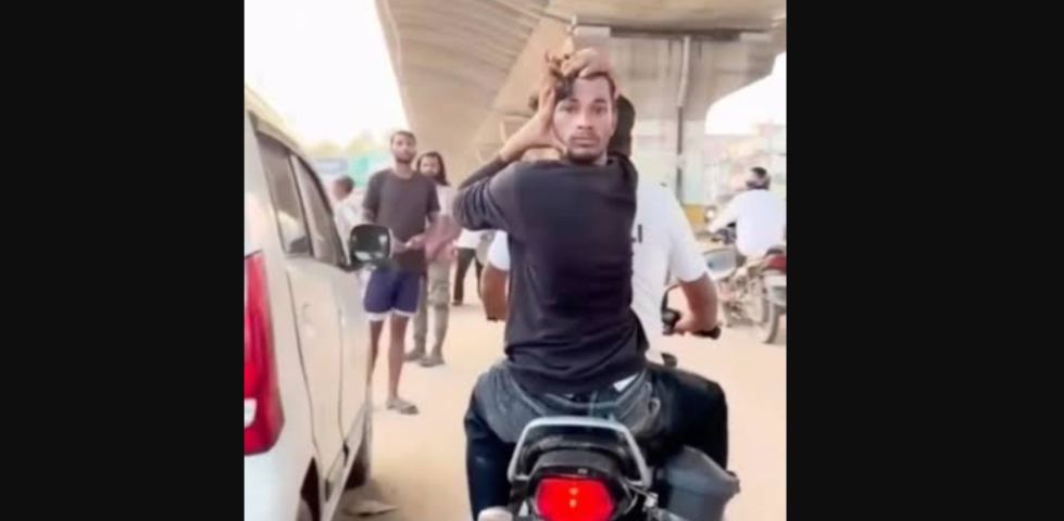 (Vídeo) Homem choca ao girar o pescoço e ficar com o rosto 'no avesso'