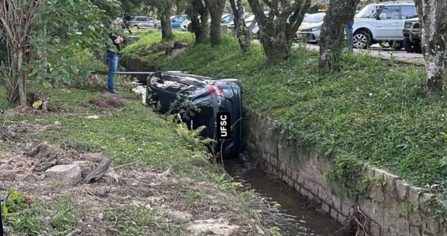 Estudante da UFSC passa mal, perde controle do carro e cai em córrego dentro do campus