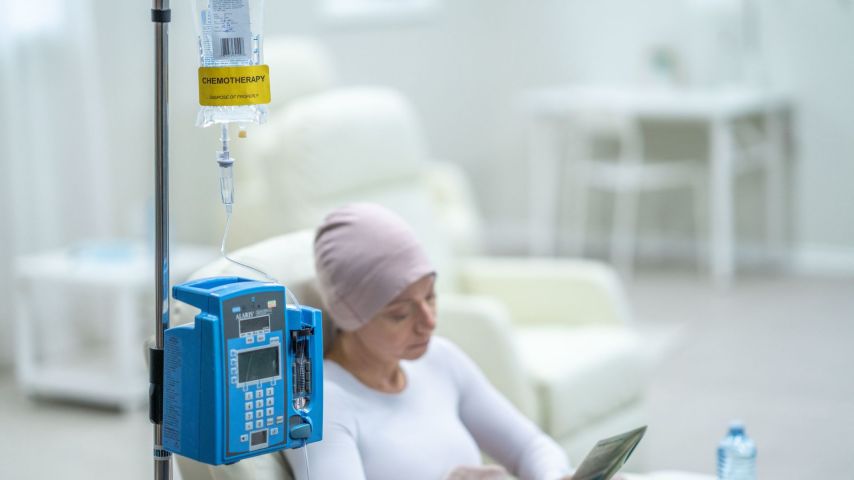 Funcionária é demitida após faltar ao trabalho para fazer quimioterapia e recebe mais de R$1 mi