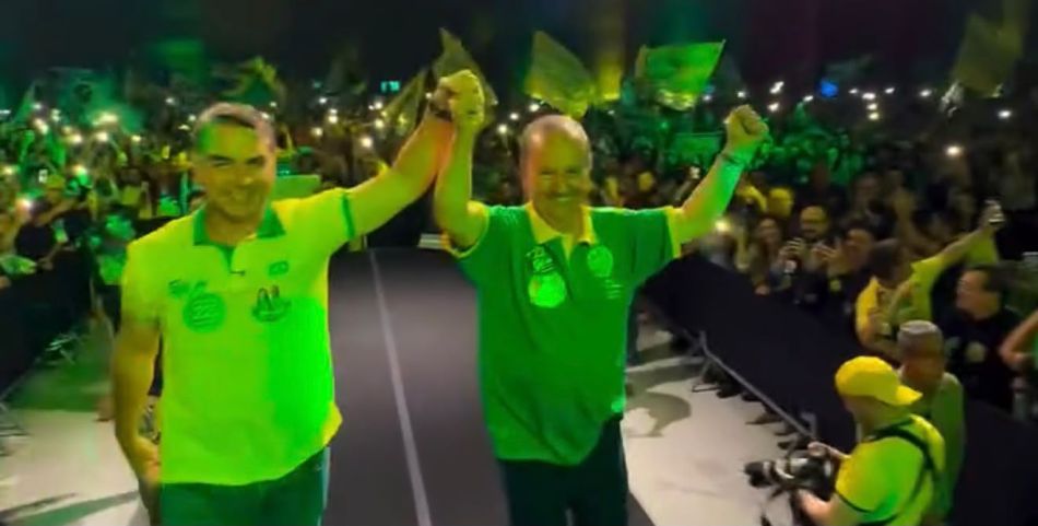 Flávio Bolsonaro participa de ato de campanha em Joinville ao lado de Jorginho Mello; VÍDEO