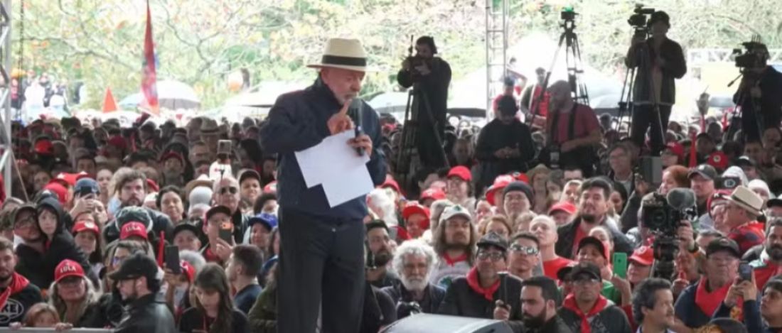 Em SC, Lula diz que agro deveria 'se ajoelhar' a ele e que Flávio quer vencer para tirar Bolsonaro da cadeia; VÍDEO