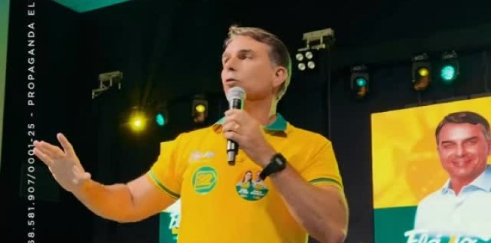 Em SC, Flávio Bolsonaro diz que Lula 'comprou voto' dos mais pobres com reajuste do Bolsa Família; VÍDEO