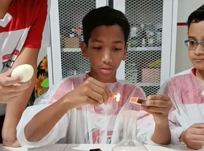 Experimento de ciência faz turma comemorar e vídeo viraliza; ASSISTA
