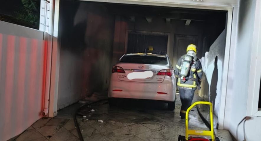 Carro pega fogo durante a madrugada dentro de garagem em Tubarão